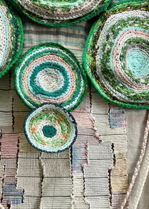 Мне очень нравится, когда предметы быта и аксессуары под Старину умело вписываются в современные интерьеры и модные луки. 01