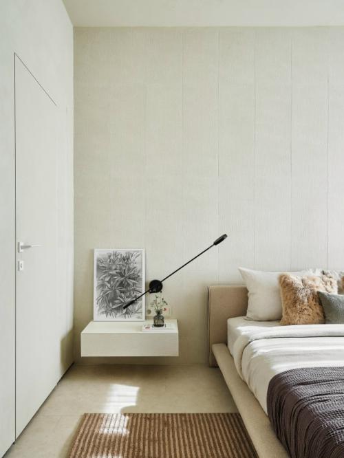 Рельсы для телевизора, деревянные панели и скругленная колонна: квартира 60 м в Тюмени. 06