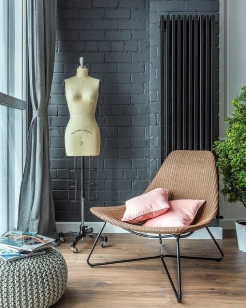 Необычное сочетание лофта и неоклассики, грубых материалов с нежными цветами. 01