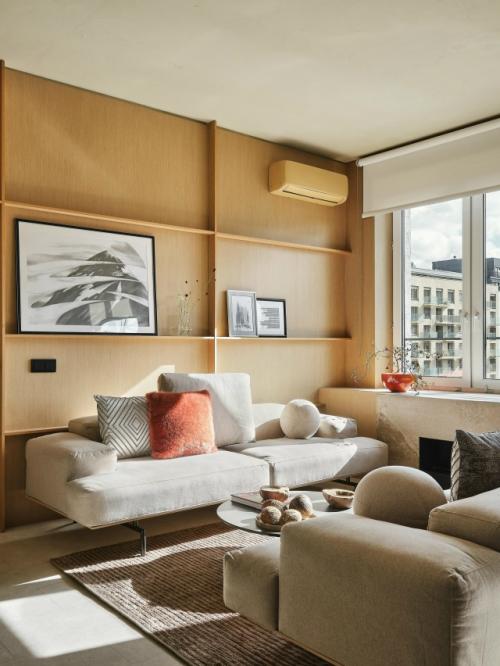 Рельсы для телевизора, деревянные панели и скругленная колонна: квартира 60 м в Тюмени.