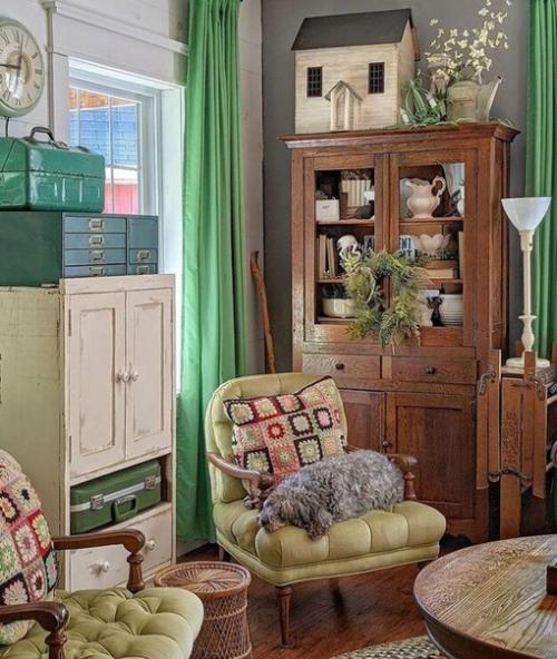 Загроможденный, но уютный фермерский дом истинной барахольщицы из маленького городка. 08