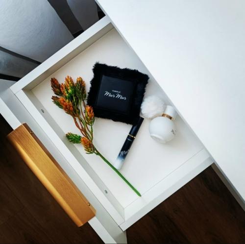 Как же здорово, когда у тебя есть своё место в спальне да - да, не на кухне как принято говорить, а именно в спальне. 03