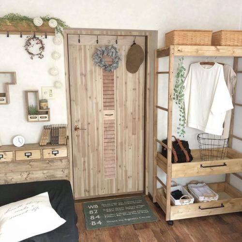 Доброго дня!   Как скучную, не подходящую дверь из мдф вписать в интерьер? 01