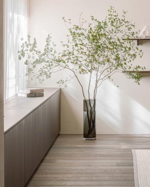 Japandi стал обозначением интерьеров, в которых японский минимализм сочетается со скандинавской функциональностью. 01