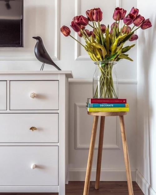 Необычное сочетание лофта и неоклассики, грубых материалов с нежными цветами. 03