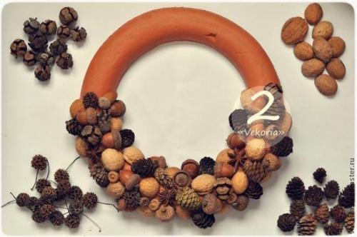 Осенний веночек?   Для этого нам понадобится: - пенопластовый круг (заменить можно мятой бумагой, обмотанной нитками). 03