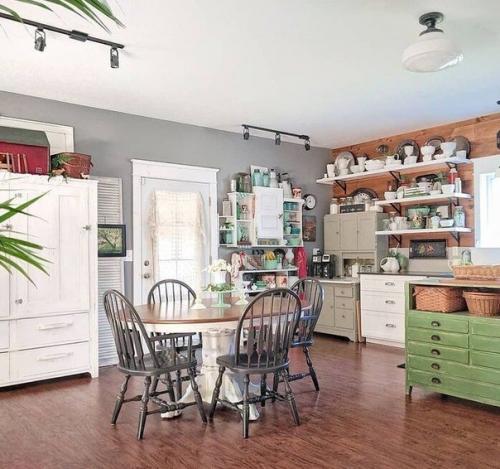 Загроможденный, но уютный фермерский дом истинной барахольщицы из маленького городка. 05