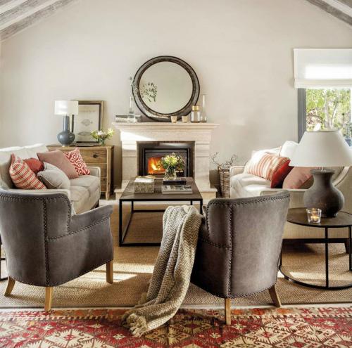 Летний дом с бассейном в окружении пальм в Марбелье.