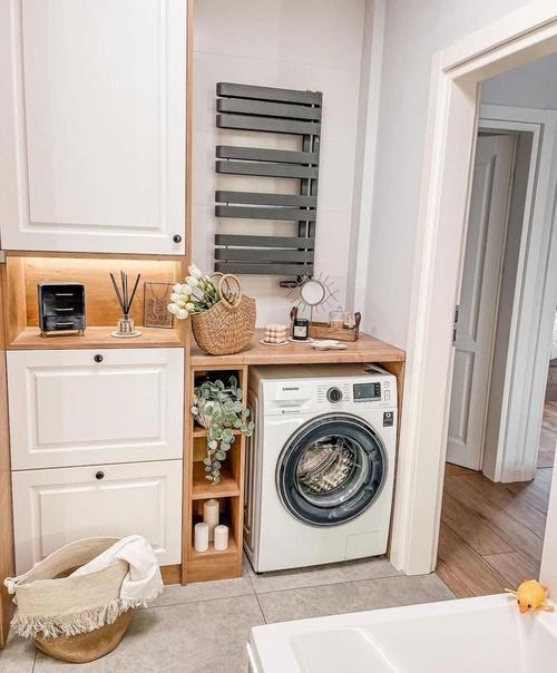 Легкий и воздушный интерьер с уютной кухней с фартуком из красного кирпича и белой спальней с деревянными деталями. 06