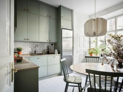 Зеленая кухня со стенами, оклеенными роскошными обоями William Morris. 07 Зеленая кухня со стенами, оклеенными роскошными обоями William Morris. 07