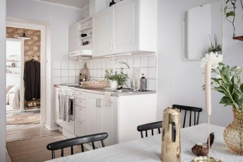 Главным мотивом интерьера этой небольшой квартиры в Стокгольме является атмосфера ранней осени: тёплая, спокойная и умиротворяющая! 03