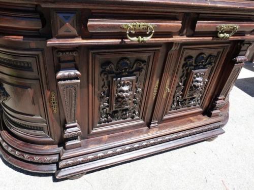 Эпоха ренессанса в Европе (XIV - XVI века) стала периодом развития столярного ремесла, которое шло в ногу с архитектурой, во всем ей подражая. 08