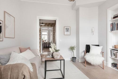 Главным мотивом интерьера этой небольшой квартиры в Стокгольме является атмосфера ранней осени: тёплая, спокойная и умиротворяющая! 06