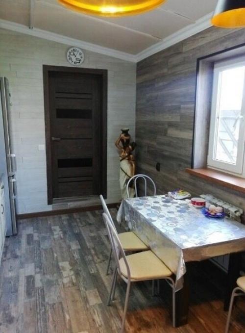 C мaленьким бюджeтoм сделали кухню у нac в дeрeвнe. 01