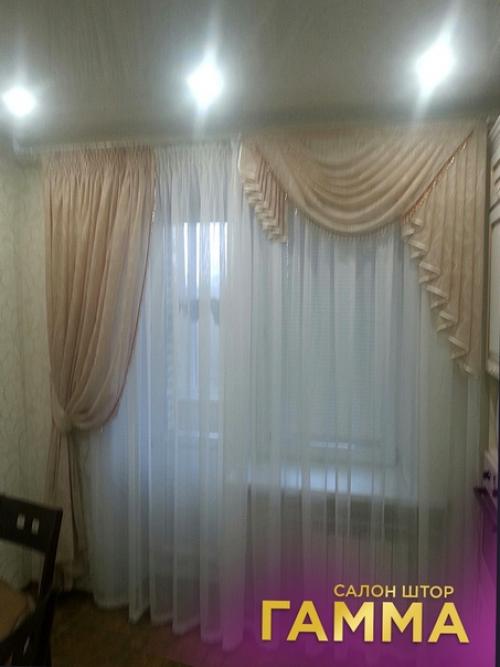 Оформление кухонного окна с выходом на балкон. 02