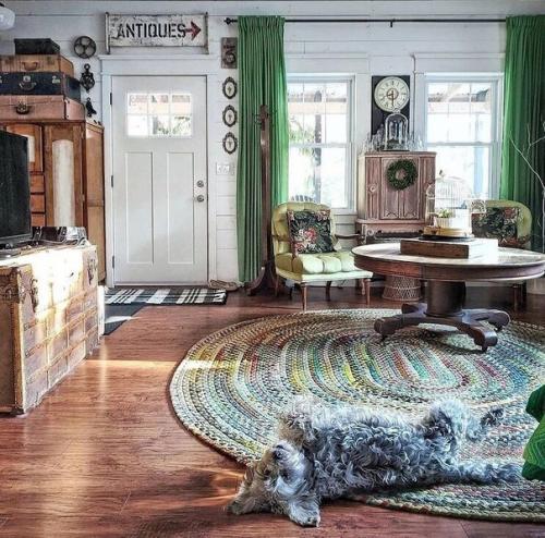 Загроможденный, но уютный фермерский дом истинной барахольщицы из маленького городка. 04