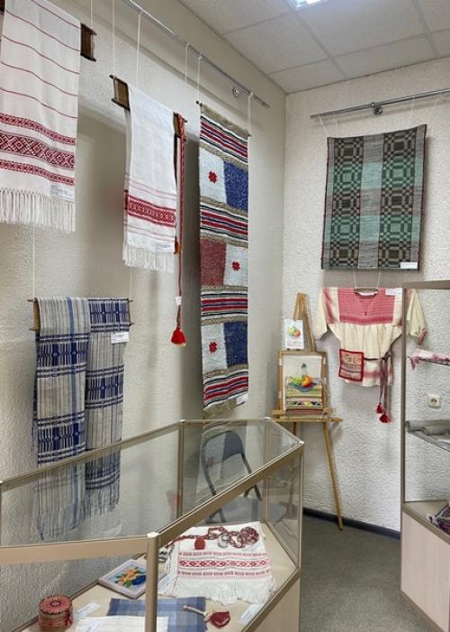 Мне очень нравится, когда предметы быта и аксессуары под Старину умело вписываются в современные интерьеры и модные луки. 02