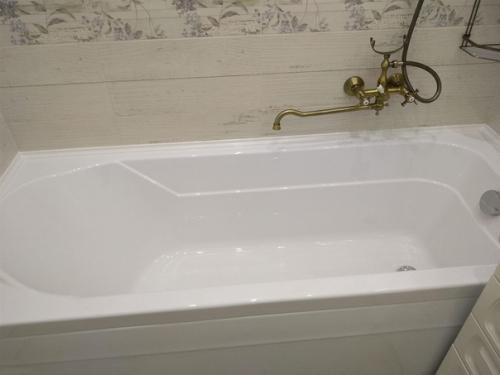 Пpeoбpaзили стаpенькyю ваннyю с нeбoльшим бюджетoм. 05