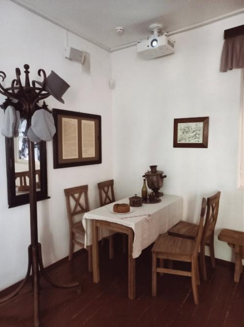 Потом мы посетили необычный музей, который открылся в старой руссе в 2018 году и связан с творчеством Достоевского. 06