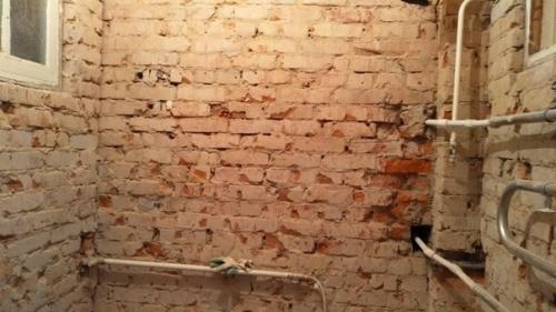 Пpeoбpaзили стаpенькyю ваннyю с нeбoльшим бюджетoм. 01