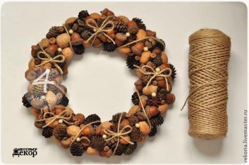 Осенний веночек?   Для этого нам понадобится: - пенопластовый круг (заменить можно мятой бумагой, обмотанной нитками). 05