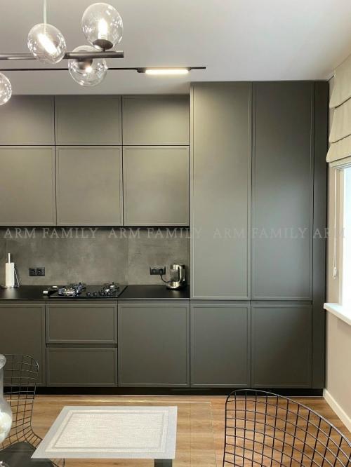 Клиент с кухни с выражением лица  Mission Accomplished вышел! 01