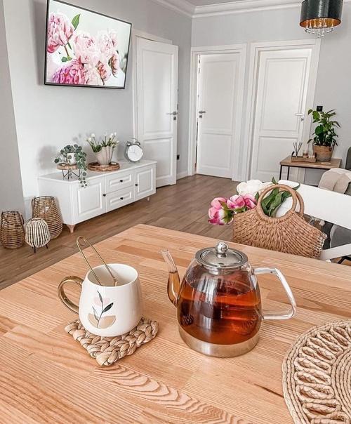 Легкий и воздушный интерьер с уютной кухней с фартуком из красного кирпича и белой спальней с деревянными деталями. 03