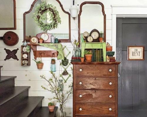 Загроможденный, но уютный фермерский дом истинной барахольщицы из маленького городка. 03