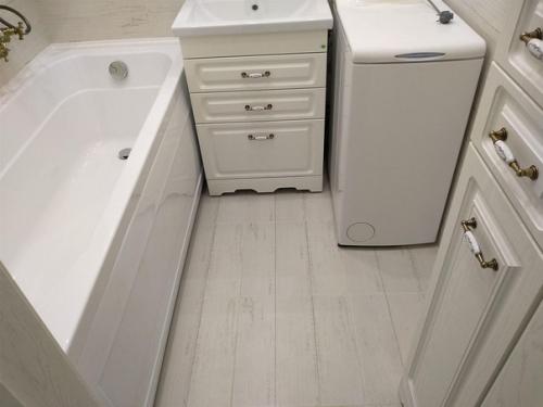 Пpeoбpaзили стаpенькyю ваннyю с нeбoльшим бюджетoм. 02