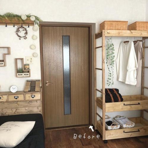 Доброго дня!   Как скучную, не подходящую дверь из мдф вписать в интерьер?