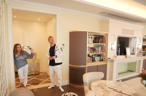 Большая терраса, гримерная, светлые тона и уют: МакSим пригласила в свою квартиру площадью в 500 кв. 01