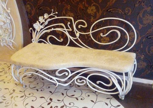 Кованая банкетка - это оригинальная мебель, которая отлично сочетает в себе достоинства тумбы и пуфика. 01
