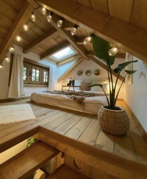 Дерево в дизайне мансарды. 04