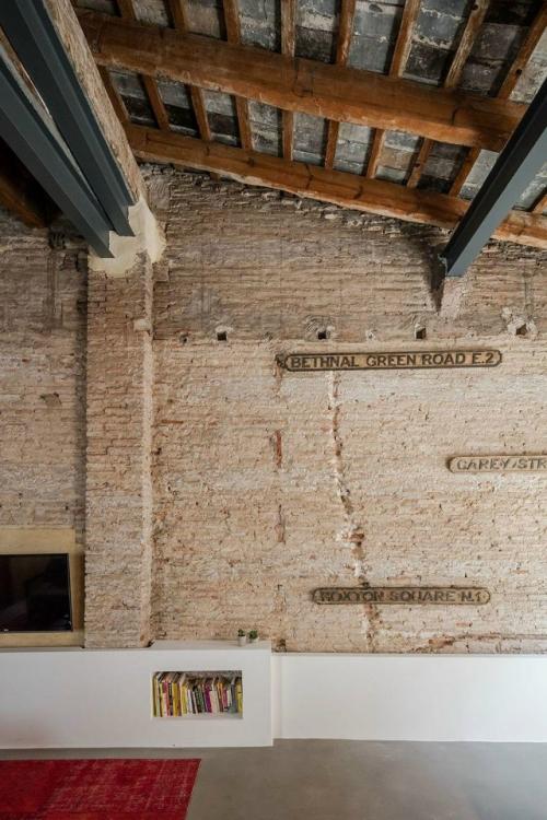 Квартира в Валенсии сохранила следы своей истории, став современным и атмосферным пространством. 02