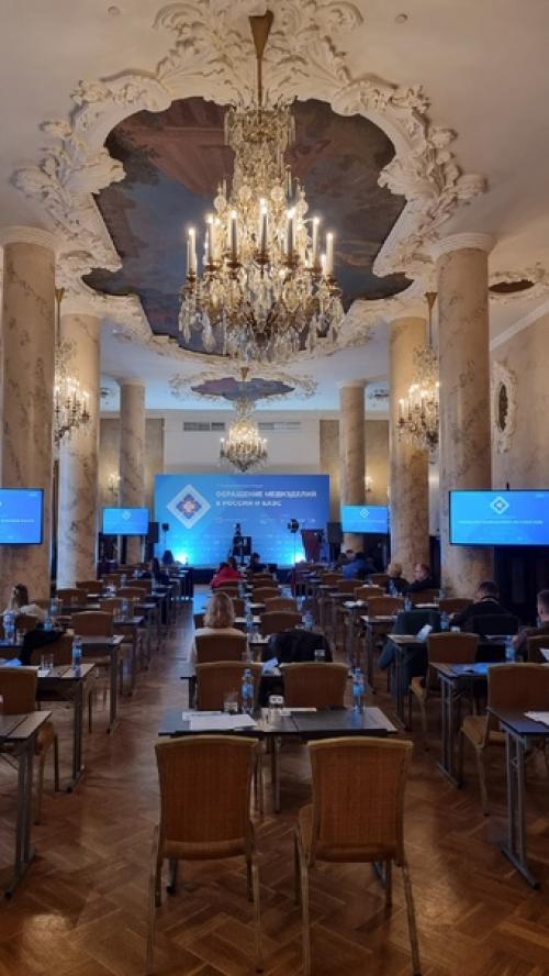 Очень красивое историческое здание, чудесные интерьеры, шикарные дубовые окна. 03