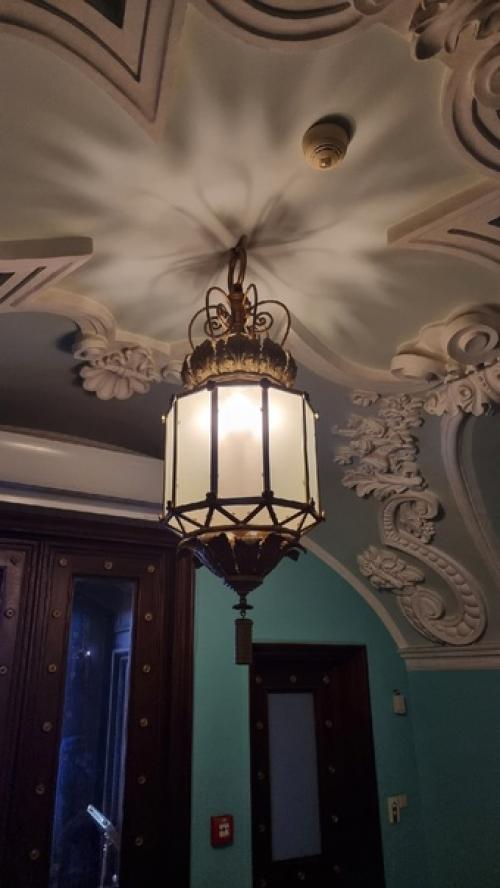 Очень красивое историческое здание, чудесные интерьеры, шикарные дубовые окна. 05