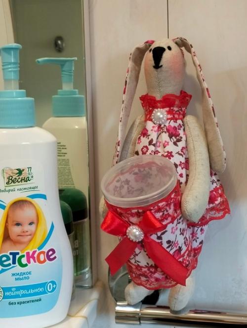 Зайка - хранитель ватных палочек. 03