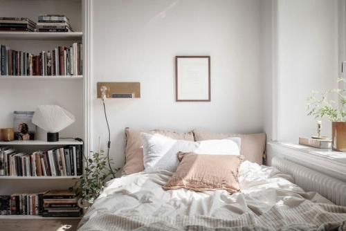 Главным мотивом интерьера этой небольшой квартиры в Стокгольме является атмосфера ранней осени: тёплая, спокойная и умиротворяющая! 07