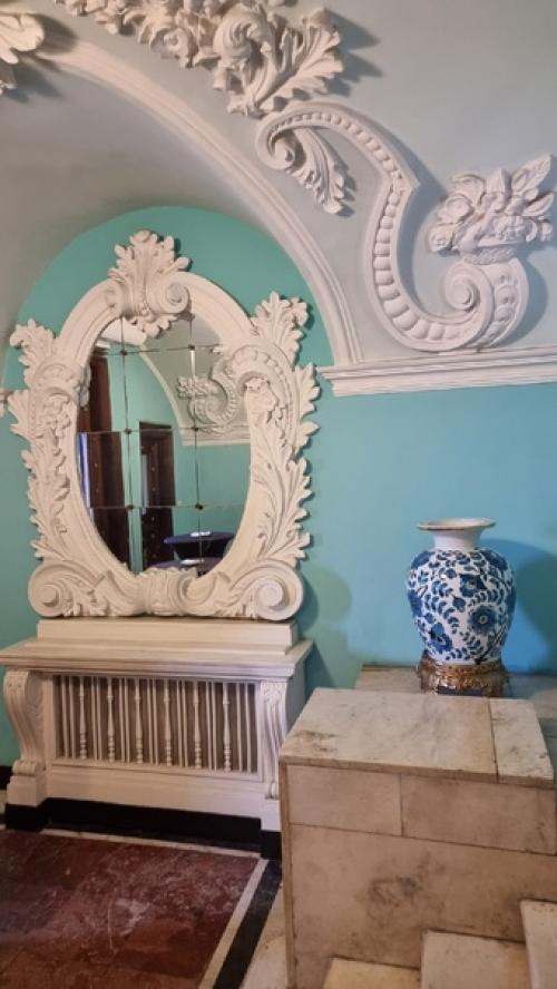 Очень красивое историческое здание, чудесные интерьеры, шикарные дубовые окна. 04