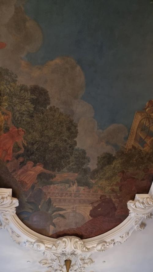 Очень красивое историческое здание, чудесные интерьеры, шикарные дубовые окна. 02