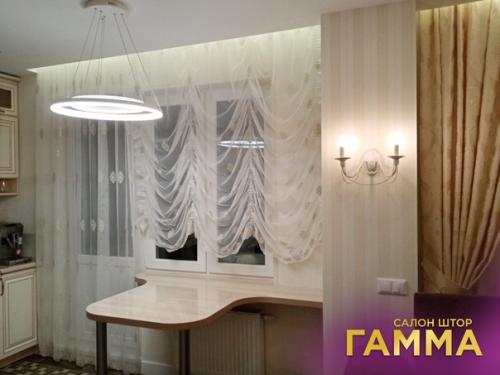 Оформление кухонного окна с выходом на балкон. 01