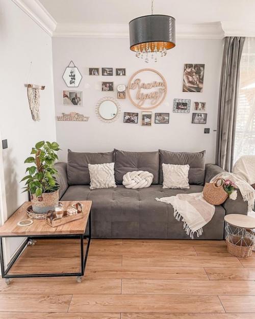 Легкий и воздушный интерьер с уютной кухней с фартуком из красного кирпича и белой спальней с деревянными деталями. 02