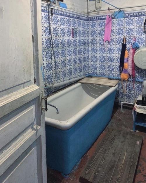 Старинные интерьеры жилой комнаты в коммунальной квартире, находящейся в Коломне, и ванная комната оттуда же. 03