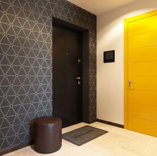 Интерьер кухни и прихожей в однокомнатной квартире, перепланированной в студию. 08