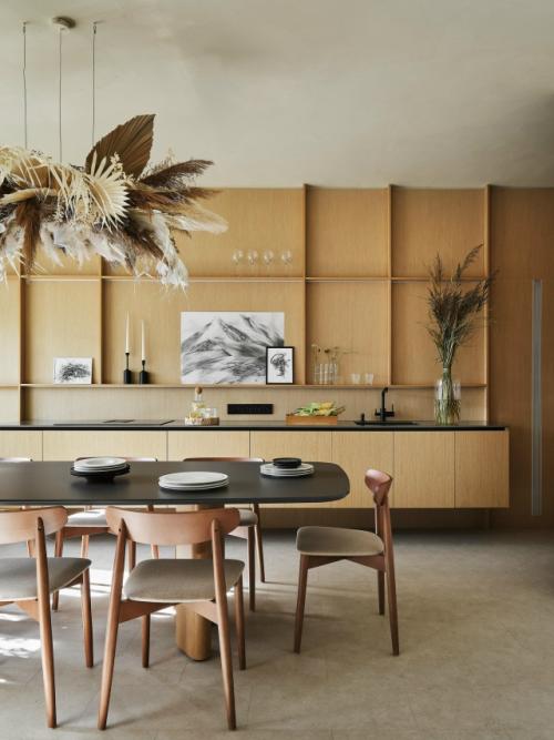 Рельсы для телевизора, деревянные панели и скругленная колонна: квартира 60 м в Тюмени. 03