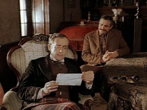 Почти все действие фильма Шерлок Холмс и Доктор Ватсон происходит в знаменитой гостиной на Бейкер - стрит. 06