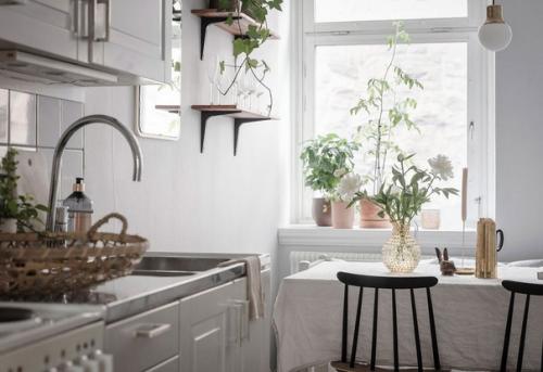 Главным мотивом интерьера этой небольшой квартиры в Стокгольме является атмосфера ранней осени: тёплая, спокойная и умиротворяющая! 02