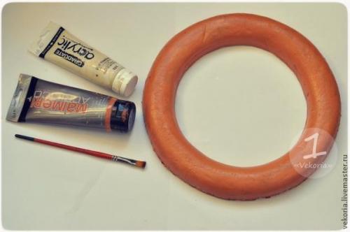 Осенний веночек?   Для этого нам понадобится: - пенопластовый круг (заменить можно мятой бумагой, обмотанной нитками). 02