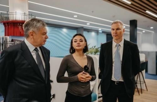 В зале международных воздушных линий аэропорта Пулково открылся бизнес - салон проекта Остров Фортов. 06