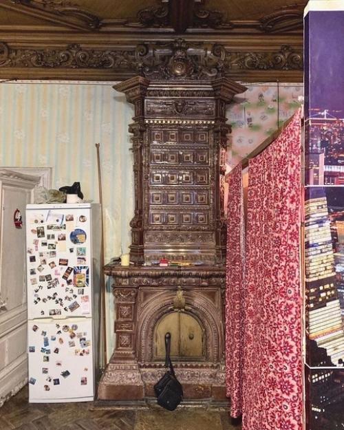 Старинные интерьеры жилой комнаты в коммунальной квартире, находящейся в Коломне, и ванная комната оттуда же. 01